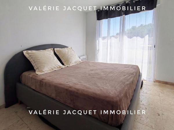 À 7 km de Montguyon Ensemble Immobilier Unique : Maison Moderne & Grand Hangar Équipé