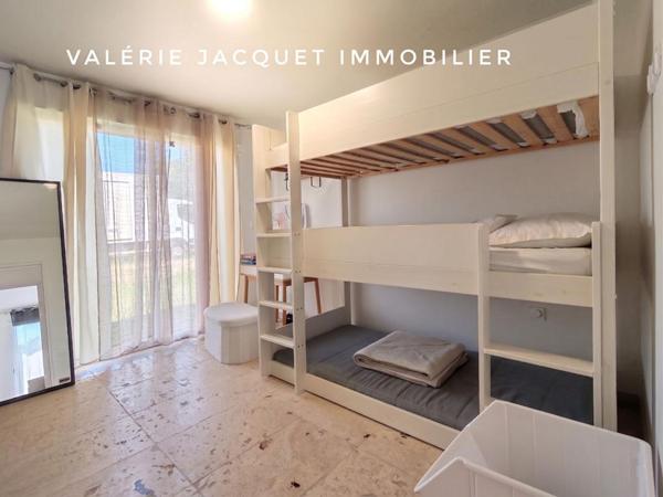 À 7 km de Montguyon Ensemble Immobilier Unique : Maison Moderne & Grand Hangar Équipé