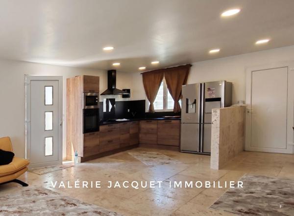 À 7 km de Montguyon Ensemble Immobilier Unique : Maison Moderne & Grand Hangar Équipé
