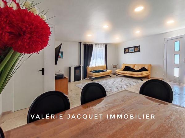 À 7 km de Montguyon Ensemble Immobilier Unique : Maison Moderne & Grand Hangar Équipé