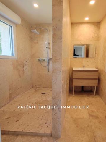 À 7 km de Montguyon Ensemble Immobilier Unique : Maison Moderne & Grand Hangar Équipé