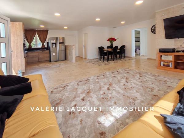 À 7 km de Montguyon Ensemble Immobilier Unique : Maison Moderne & Grand Hangar Équipé