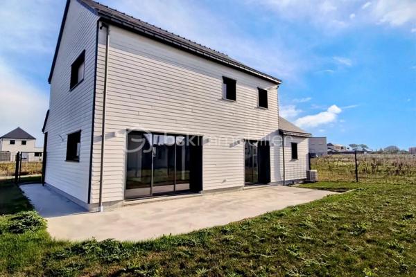 Cornillé | À 5 minutes de l'axe Rennes-Paris, Nichée au calme dans un environnement calme, à deux pas des écoles et des commodités, Édifiée sur un terrain entièrement clôturé de 360 m², cette demeure vous séduira par ses volumes généreux, sa luminosité naturelle traversante et la noblesse de ses finitions.Un vaste salon-séjour baigné de lumière naturelle, prolongé par de larges baies vitrées s'ouvrant sur une terrasse privative exposée plein Sud. Un espace culinaire entièrement aménagé et équipé, ouvert sur le salon-séjour. Un espace de nuit privatif pensé comme un cocon, garantissant intimité et sérénité. A l'étage, une mezzanine baignée de clarté, idéale pour un espace lecture ou de télétravail, Trois magnifiques chambres aux volumes équilibrés et une salle de bain et wc séparé.

Espaces techniques : Entrée épurée, buanderie fonctionnelle, WC indépendant et garage attenant entièrement sécurisé.
LES PRESTATIONS
Maison en ossature bois de (2024) sous garanties constructeur (décennale).

Confort thermique d'avant-garde (Normes RE2020) garantissant sobriété énergétique et sobriété carbone.

État irréprochable : Clé en main, aucune prestation à prévoir.