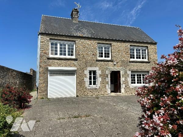 Belle maison en pierre dans le centre de Gouville sur Mer