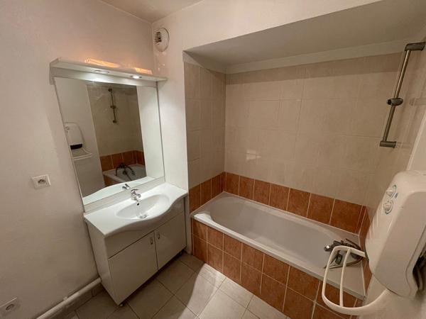 AVIGNON MONTFAVET PROCHE CENTRE VILLE - APPARTEMENT EN REZ DE JARDIN - TYPE2 A VENDRE AVEC PARKING