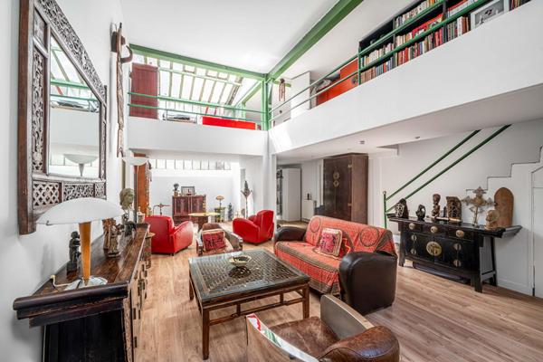 Loft à l’esprit atelier en arrière cour d’un ancien bâtiment industriel