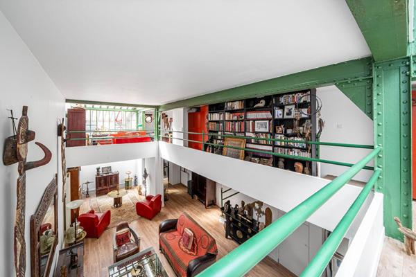 Loft à l’esprit atelier en arrière cour d’un ancien bâtiment industriel