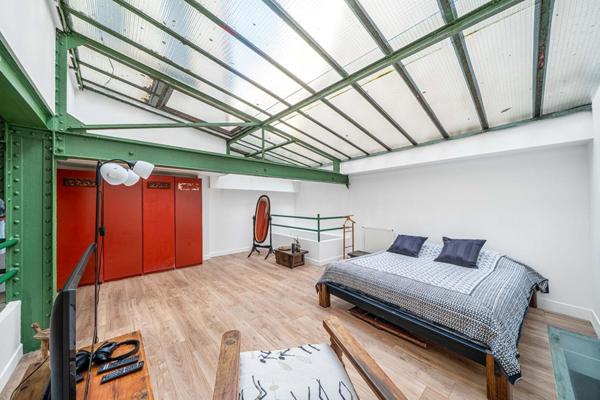 Loft à l’esprit atelier en arrière cour d’un ancien bâtiment industriel