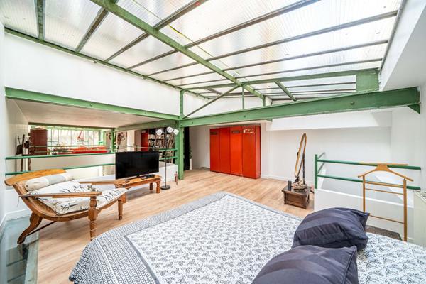 Loft à l’esprit atelier en arrière cour d’un ancien bâtiment industriel