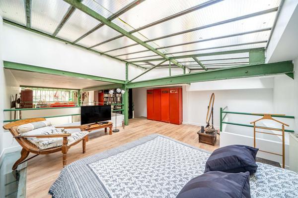 Loft à l’esprit atelier en arrière cour d’un ancien bâtiment industriel