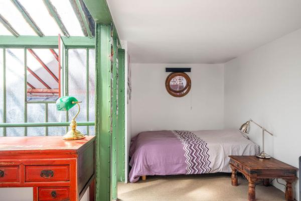 Loft à l’esprit atelier en arrière cour d’un ancien bâtiment industriel