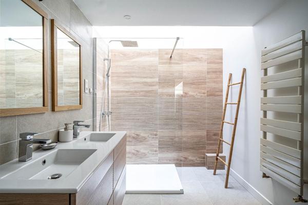 Loft à l’esprit atelier en arrière cour d’un ancien bâtiment industriel