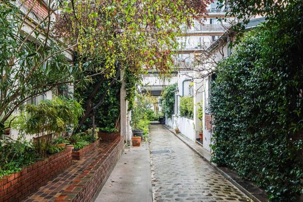 Loft à l’esprit atelier en arrière cour d’un ancien bâtiment industriel