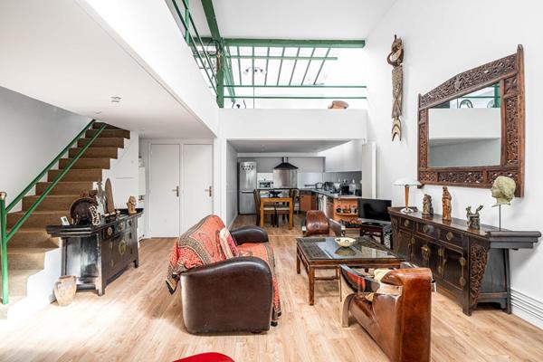 Loft à l’esprit atelier en arrière cour d’un ancien bâtiment industriel