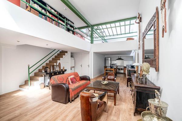 Loft à l’esprit atelier en arrière cour d’un ancien bâtiment industriel