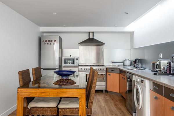 Loft à l’esprit atelier en arrière cour d’un ancien bâtiment industriel