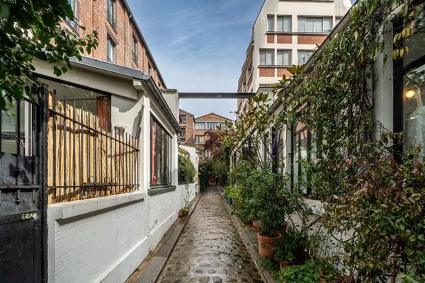 Loft à l’esprit atelier en arrière cour d’un ancien bâtiment industriel