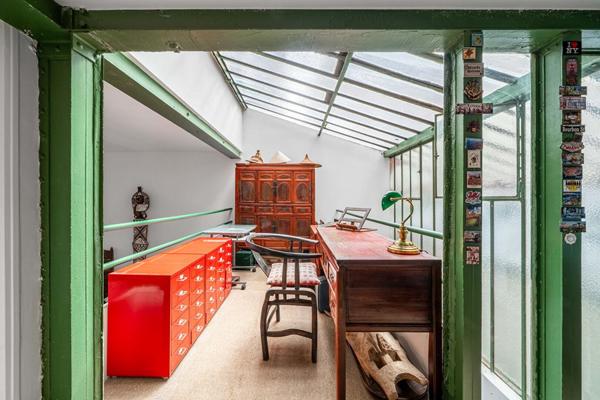 Loft à l’esprit atelier en arrière cour d’un ancien bâtiment industriel