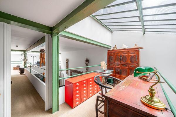 Loft à l’esprit atelier en arrière cour d’un ancien bâtiment industriel