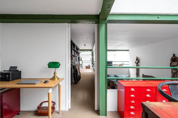 Loft à l’esprit atelier en arrière cour d’un ancien bâtiment industriel