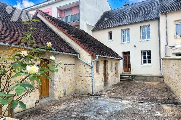 MAISON DE VILLE À VENDRE À NOGENT-LE-ROTROU (28)

Idéalement située à Nogent-le-Rotrou, cette...