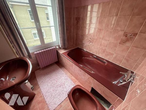 MAISON DE VILLE À VENDRE À NOGENT-LE-ROTROU (28)

Idéalement située à Nogent-le-Rotrou, cette...
