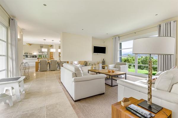 Vente Villa de luxe Tourrettes 4 Pièces 208 m²