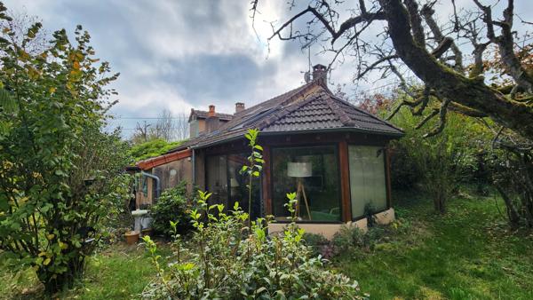 Maisonnette refuge de 2 chambres, dans un écrin végétal proche des commodités, doublée d'un potentiel de division parcellaire
