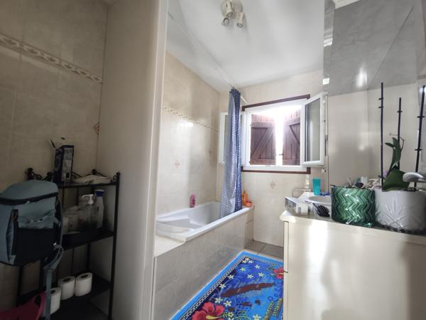 Villeveyrac (34560) Villa T6 de plain pied de 150m2 sur 1100m2 de terrain avec piscine et garage