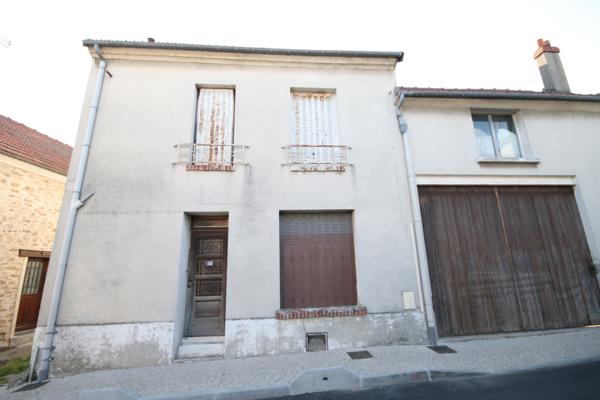 Pierrelaye (95480) A vendre à Pierrelaye corps de ferme avec maison, immeuble, hangar, terrain 478 m2