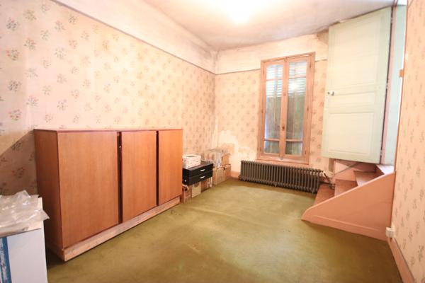 Pierrelaye (95480) A vendre à Pierrelaye corps de ferme avec maison, immeuble, hangar, terrain 478 m2