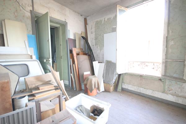 Pierrelaye (95480) A vendre à Pierrelaye corps de ferme avec maison, immeuble, hangar, terrain 478 m2