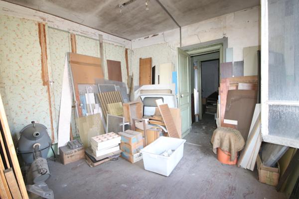 Pierrelaye (95480) A vendre à Pierrelaye corps de ferme avec maison, immeuble, hangar, terrain 478 m2