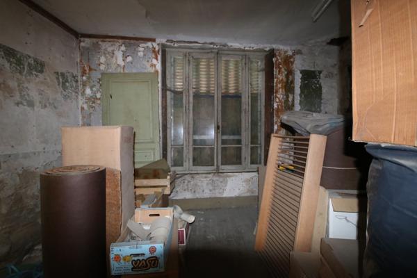 Pierrelaye (95480) A vendre à Pierrelaye corps de ferme avec maison, immeuble, hangar, terrain 478 m2