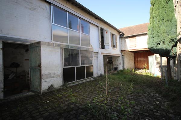 Pierrelaye (95480) A vendre à Pierrelaye corps de ferme avec maison, immeuble, hangar, terrain 478 m2