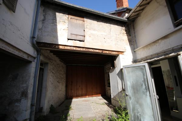 Pierrelaye (95480) A vendre à Pierrelaye corps de ferme avec maison, immeuble, hangar, terrain 478 m2