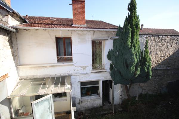 Pierrelaye (95480) A vendre à Pierrelaye corps de ferme avec maison, immeuble, hangar, terrain 478 m2