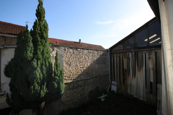 Pierrelaye (95480) A vendre à Pierrelaye corps de ferme avec maison, immeuble, hangar, terrain 478 m2