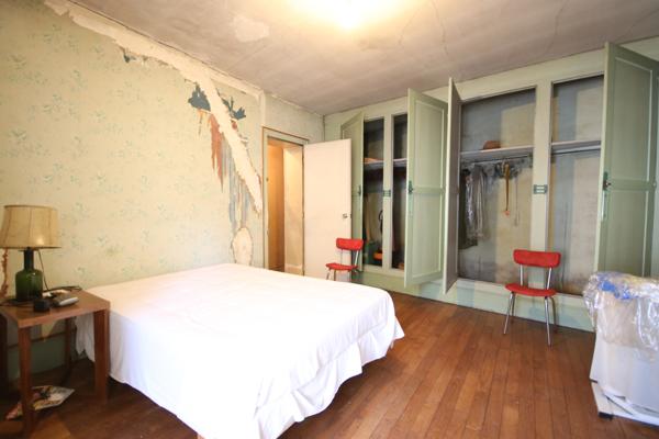 Pierrelaye (95480) A vendre à Pierrelaye corps de ferme avec maison, immeuble, hangar, terrain 478 m2