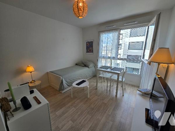 ROUEN, studio actuellement loué  d'~23m² dans résidence universitaire sécurisée avec ascenseur.
