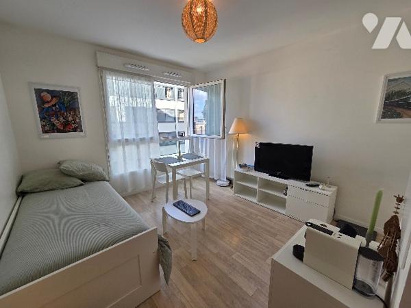 ROUEN, studio actuellement loué  d'~23m² dans résidence universitaire sécurisée avec ascenseur.