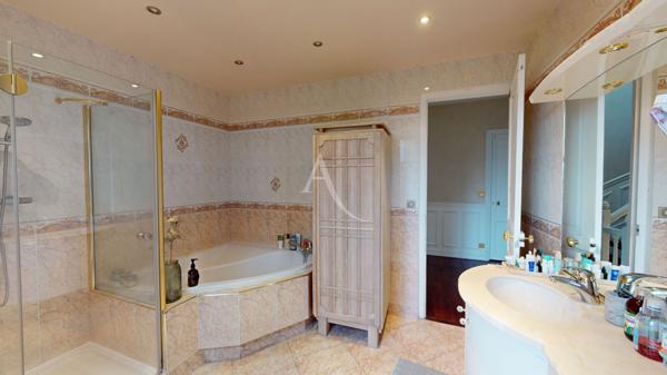 PAVILLONS- SOUS- BOIS, 11 pièces, 225m2