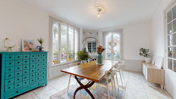 PAVILLONS- SOUS- BOIS, 11 pièces, 225m2