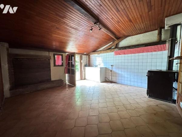 Charmante maison en pierre de plain-pied avec grand terrain constructible à Durance