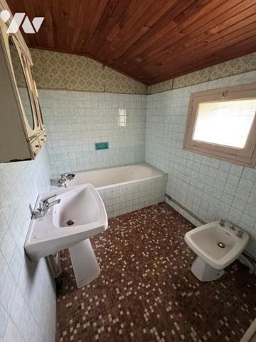 Charmante maison en pierre de plain-pied avec grand terrain constructible à Durance