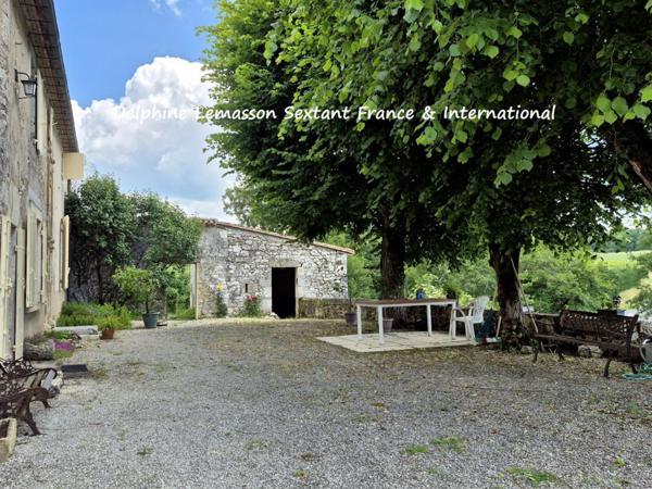 Ancienne fermette avec dépendances, prés et source