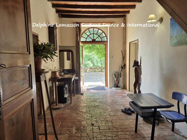 Ancienne fermette avec dépendances, prés et source