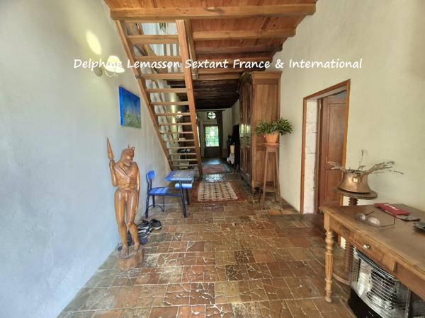 Ancienne fermette avec dépendances, prés et source