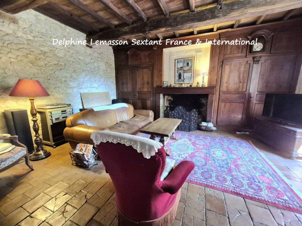 Ancienne fermette avec dépendances, prés et source