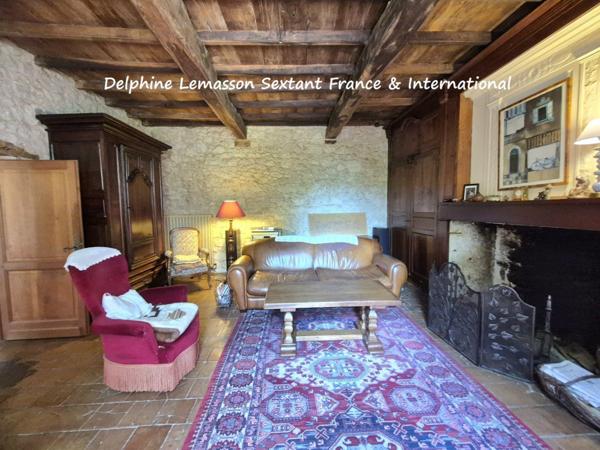 Ancienne fermette avec dépendances, prés et source